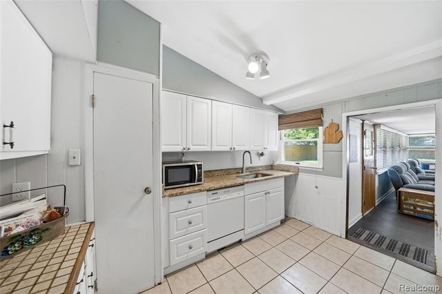 918 Pine Tree Road, Lake Orion, MI 48362