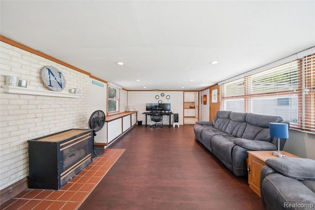 918 Pine Tree Road, Lake Orion, MI 48362