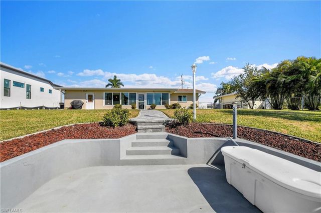 3018 SE 18th PL, Cape Coral, FL 33904