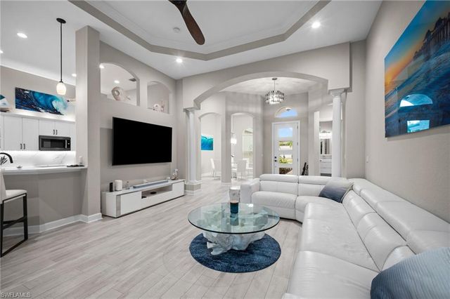 9042 Bronco CT, Naples, FL 34113