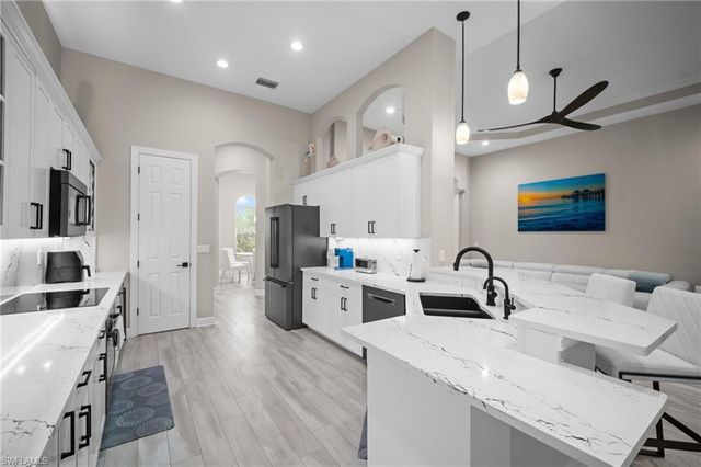 9042 Bronco CT, Naples, FL 34113