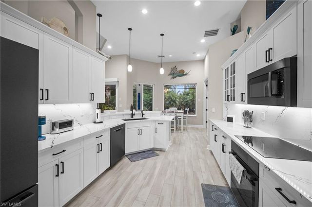9042 Bronco CT, Naples, FL 34113