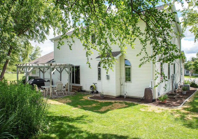 104 Maple Circle, Waverly, IA 50677