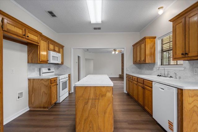 703 Daniel St, Gladewater, TX 75647