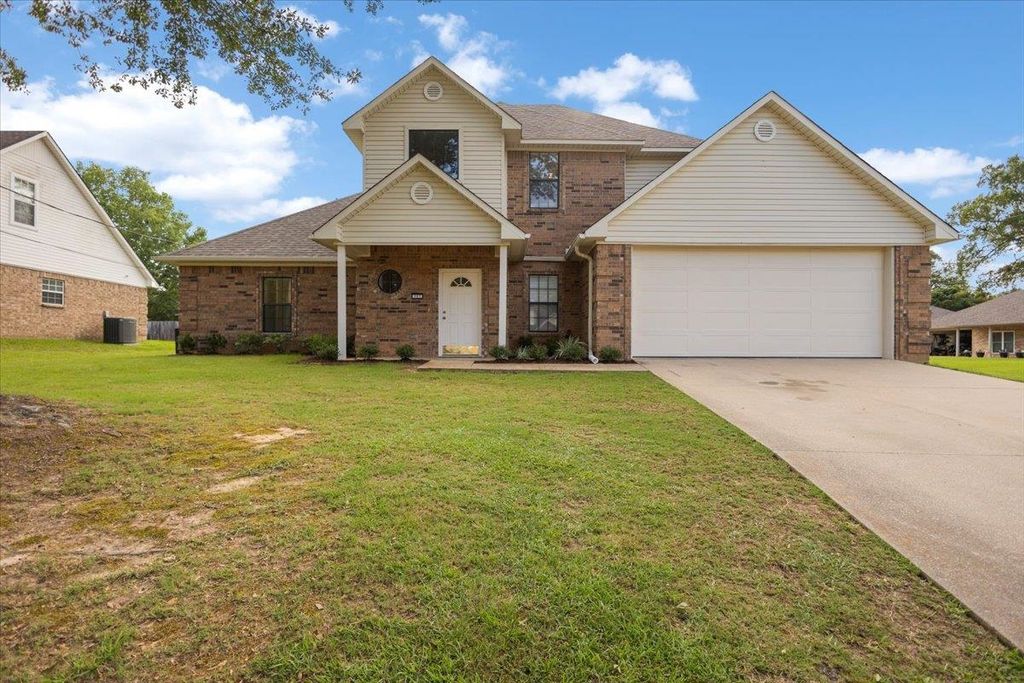 703 Daniel St, Gladewater, TX 75647