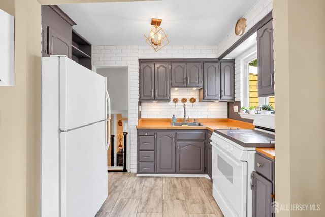 4 Willow Avenue, Edison, NJ 08817