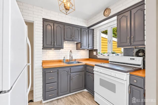4 Willow Avenue, Edison, NJ 08817