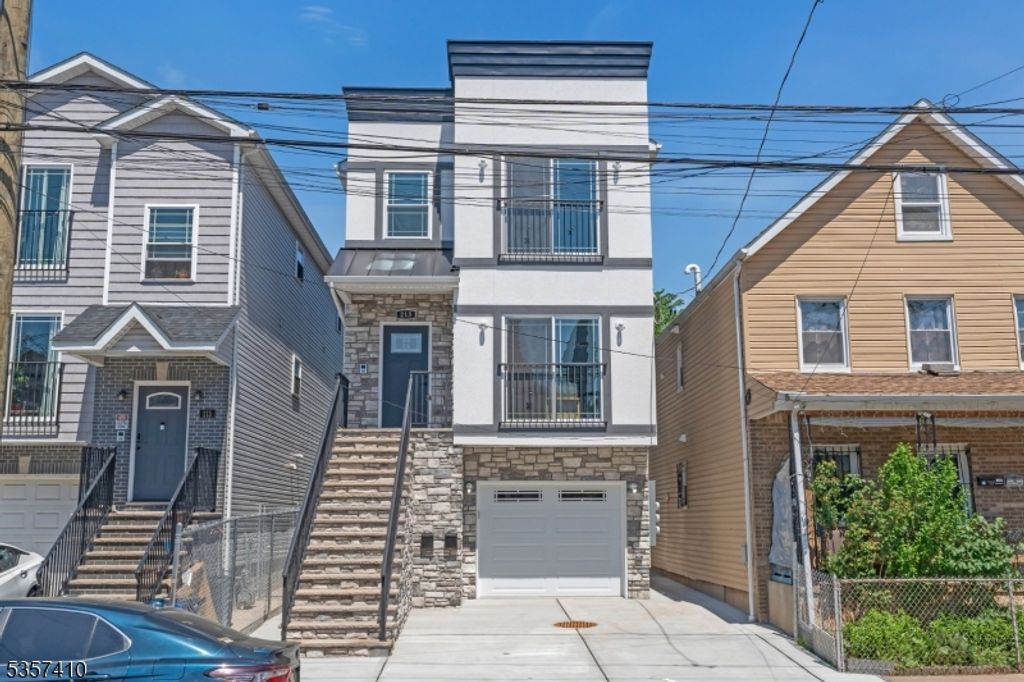 213 Pine St, Elizabeth City, NJ 07206