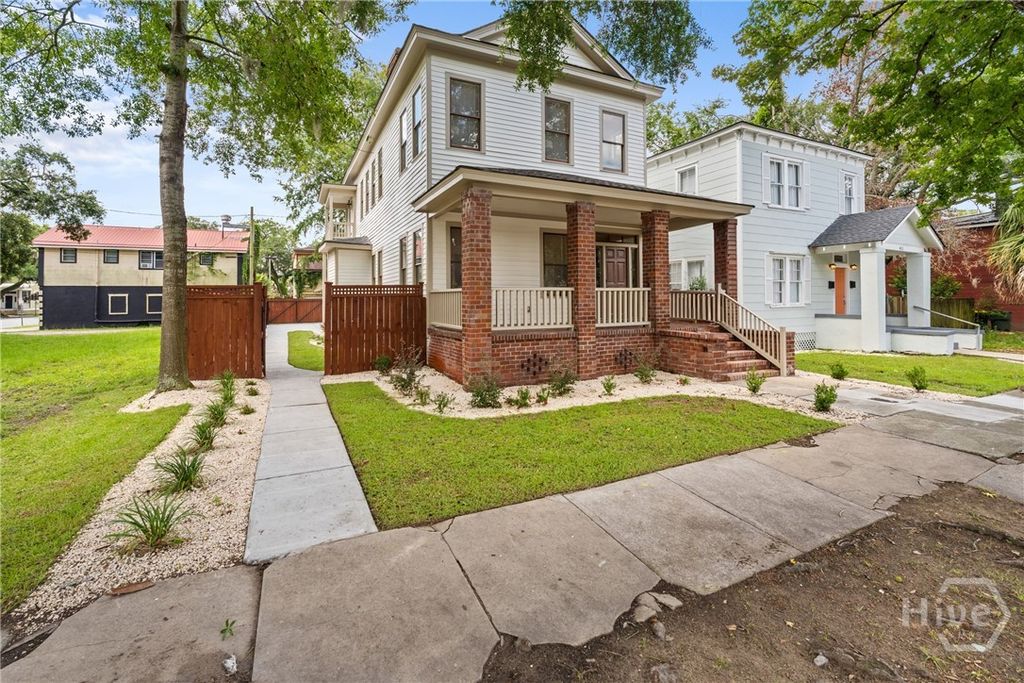 Image 4 of property listing at 407 W 35th Street, Savannah, GA 31401