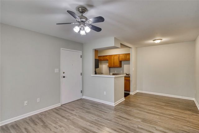 904 University Oaks Boulevard 117, College Station, TX 77840