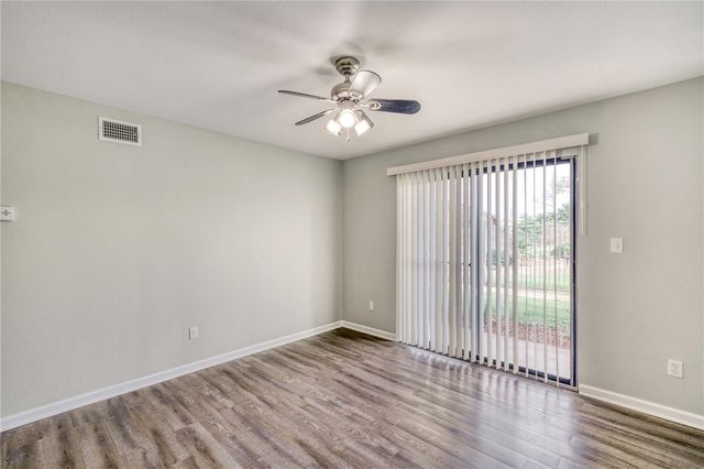 904 University Oaks Boulevard 117, College Station, TX 77840