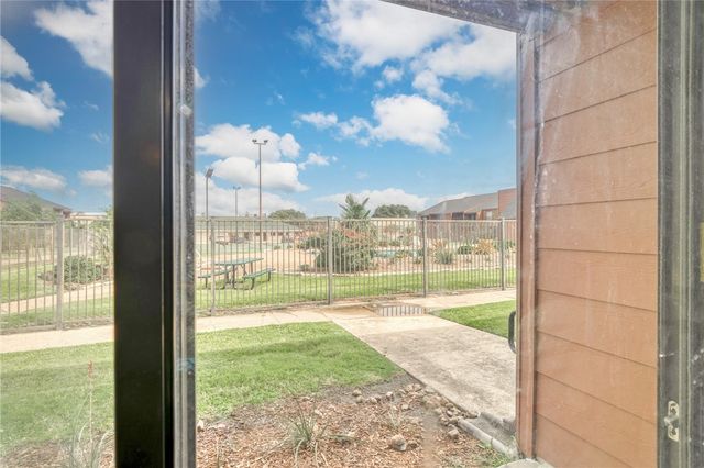 904 University Oaks Boulevard 117, College Station, TX 77840