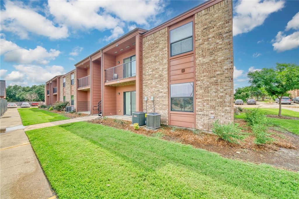 904 University Oaks Boulevard 117, College Station, TX 77840