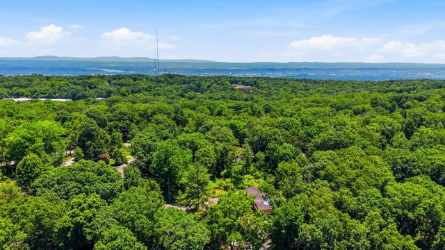 1102 Montvale Circle, Signal Mountain, TN 37377