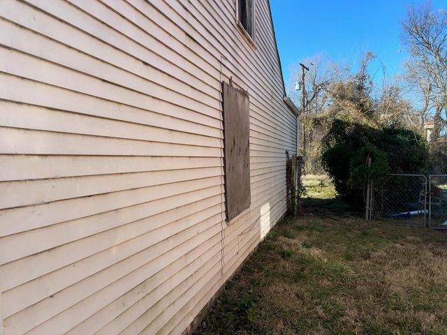 629 N poplar, Wichita, KS 67214