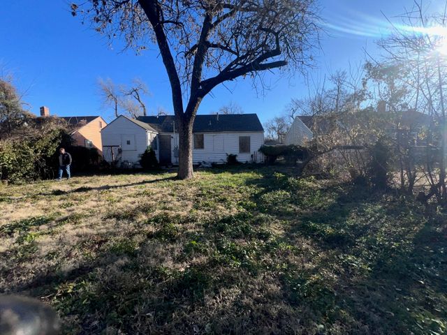 629 N poplar, Wichita, KS 67214