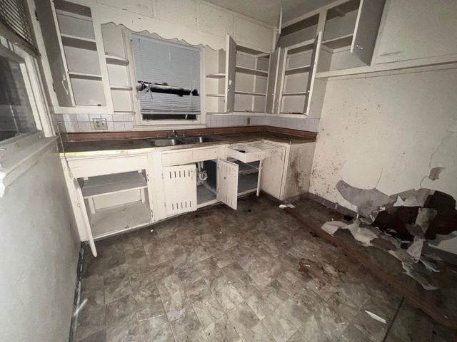 629 N poplar, Wichita, KS 67214