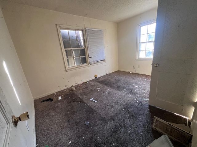 629 N poplar, Wichita, KS 67214