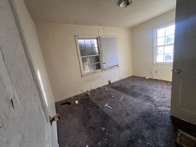 629 N poplar, Wichita, KS 67214