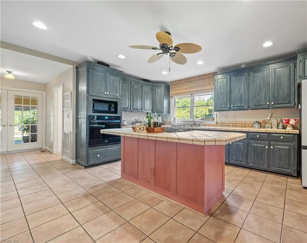 315 Dandy Loop RD, Yorktown, VA 23692