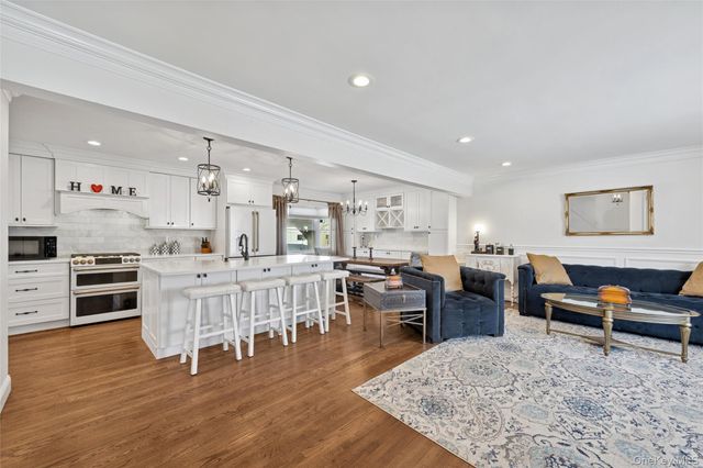 130 Oakview Avenue, Farmingdale, NY 11735