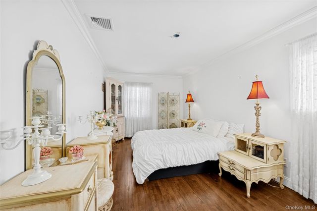 130 Oakview Avenue, Farmingdale, NY 11735