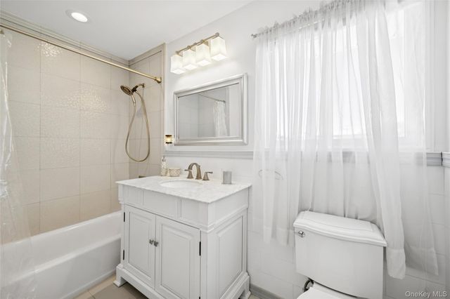 130 Oakview Avenue, Farmingdale, NY 11735