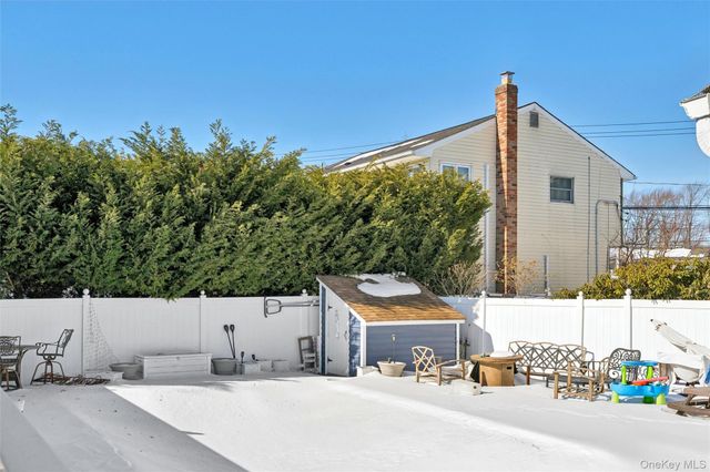 130 Oakview Avenue, Farmingdale, NY 11735