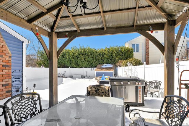 130 Oakview Avenue, Farmingdale, NY 11735