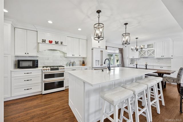 130 Oakview Avenue, Farmingdale, NY 11735