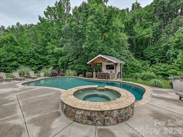 9643 Hampton Oaks Lane, Charlotte, NC 28270
