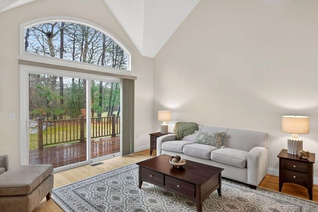 5 Blue Meadow Ct 5, Bourne, MA 02532