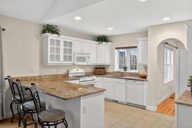 5 Blue Meadow Ct 5, Bourne, MA 02532