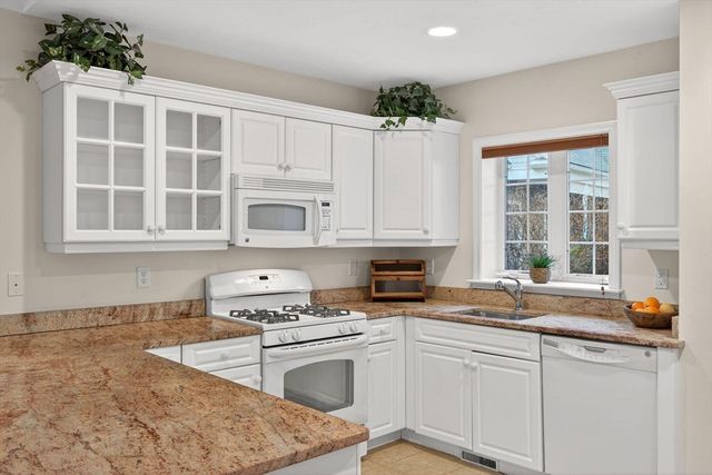 5 Blue Meadow Ct 5, Bourne, MA 02532