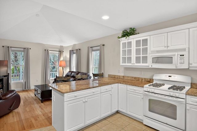 5 Blue Meadow Ct 5, Bourne, MA 02532