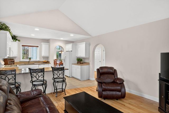 5 Blue Meadow Ct 5, Bourne, MA 02532