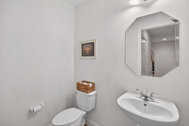 5 Blue Meadow Ct 5, Bourne, MA 02532