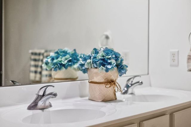 5 Blue Meadow Ct 5, Bourne, MA 02532