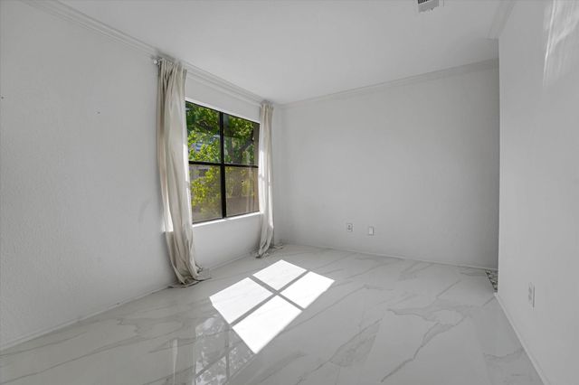 2601 Augusta Drive 24, Houston, TX 77057