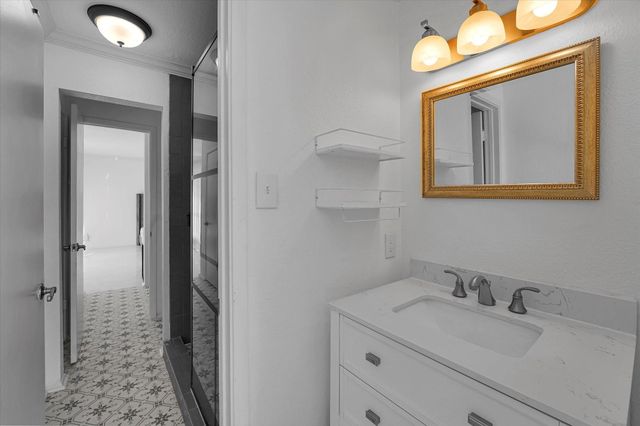 2601 Augusta Drive 24, Houston, TX 77057