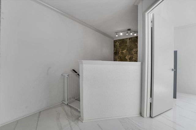 2601 Augusta Drive 24, Houston, TX 77057