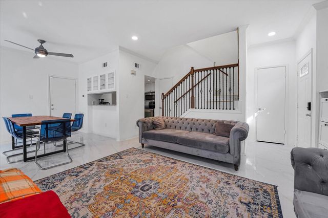 2601 Augusta Drive 24, Houston, TX 77057