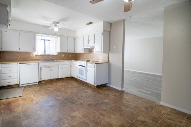 840 Sandra Lane, Porterville, CA 93257