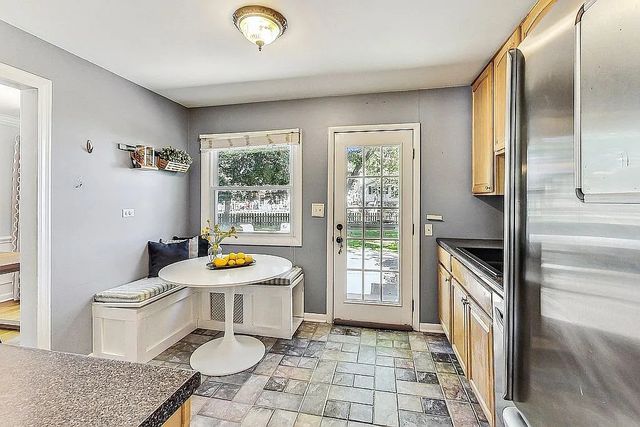 318 W Hackberry Drive, Arlington Heights, IL 60004