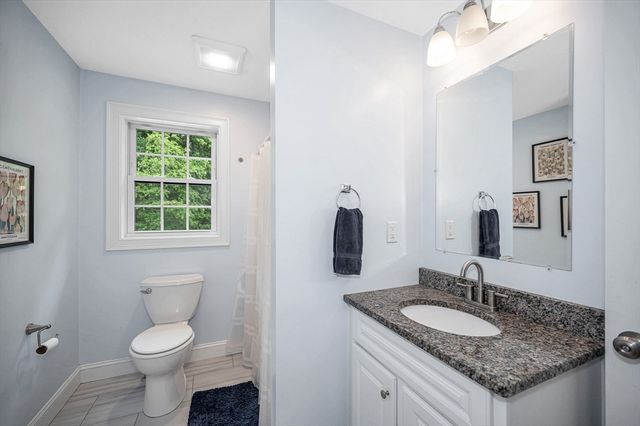 18 Bartlett Ave 18, Chelmsford, MA 01824