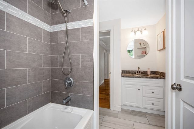 18 Bartlett Ave 18, Chelmsford, MA 01824