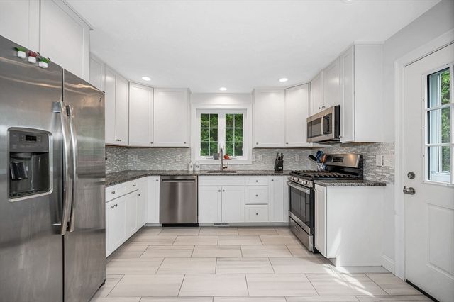 18 Bartlett Ave 18, Chelmsford, MA 01824