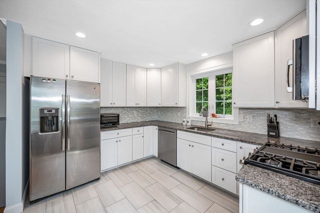 18 Bartlett Ave 18, Chelmsford, MA 01824