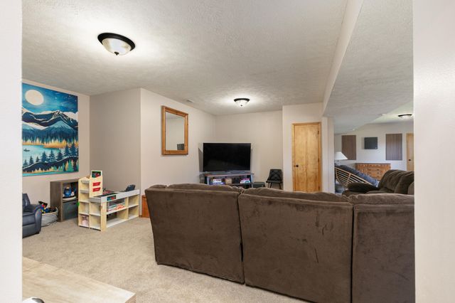 5348 Basswood Court W, Springfield, MO 65802