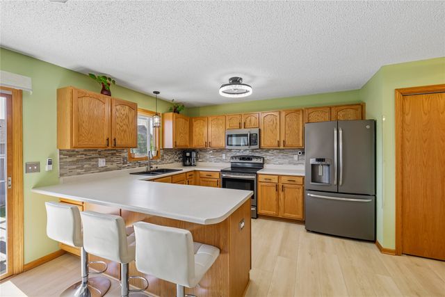 2505 Grand River Drive, Des Moines, IA 50320